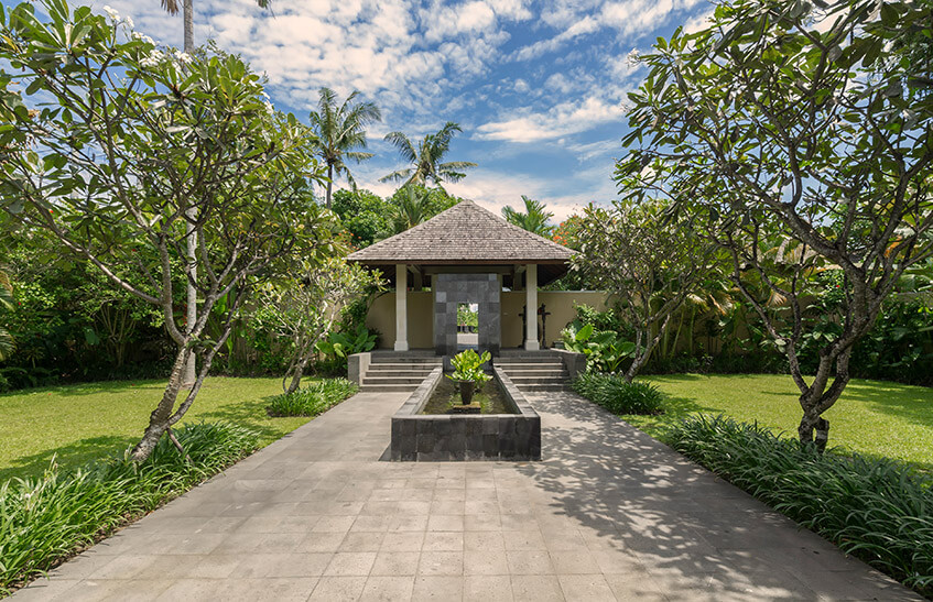 Villa Mandalay - Entrance walkway new